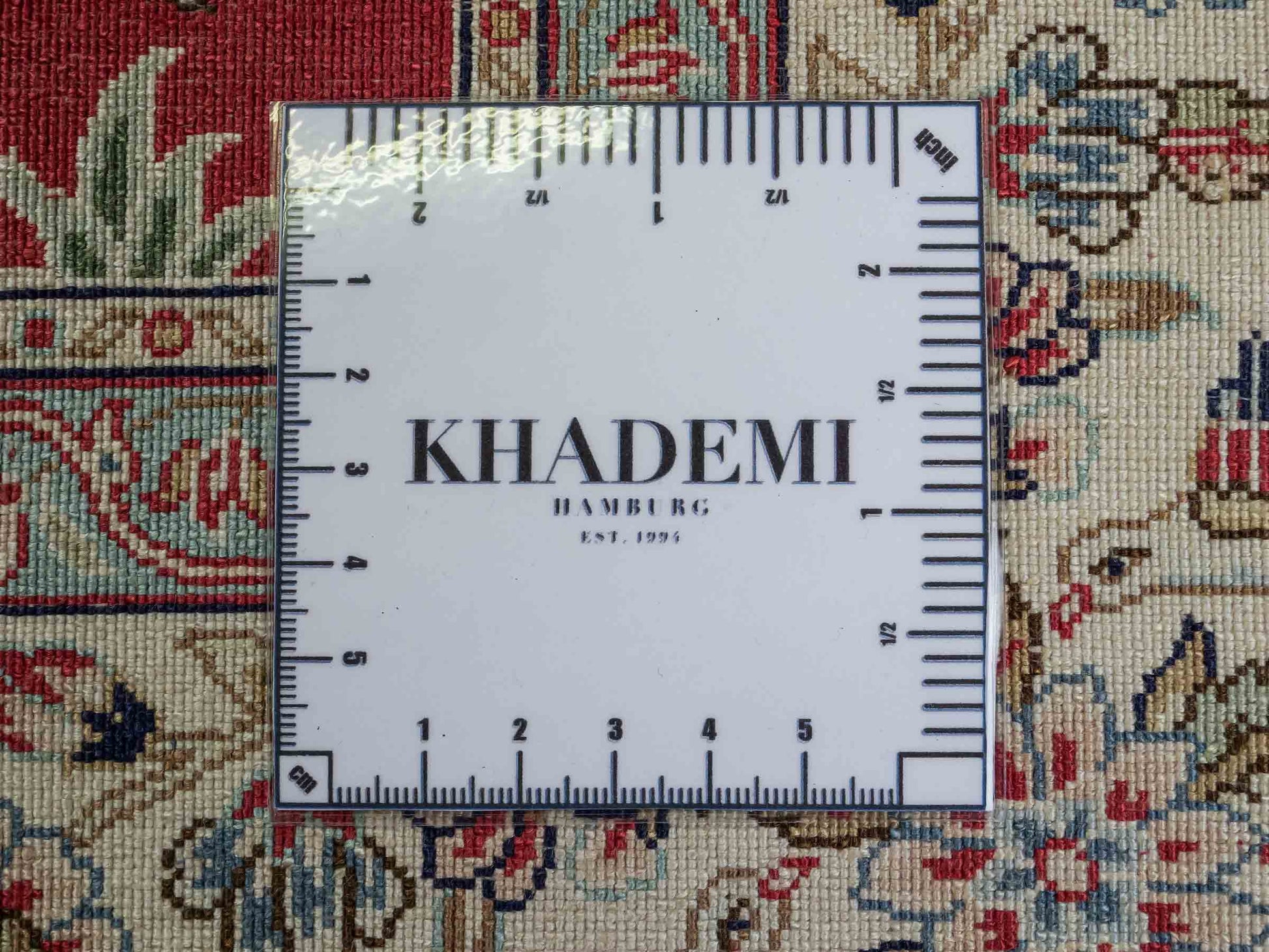 Sehr feiner, handgeknüpfter Khademi Orientteppich Läufer aus Seide mit Ghom Design, rot, creme. 306x79 cm. Vertrieb durch Jupiter Intl.