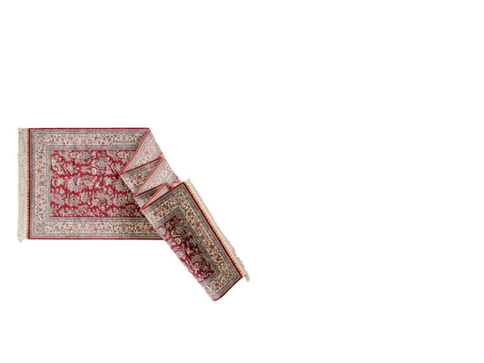 Sehr feiner, handgeknüpfter Khademi Orientteppich Läufer aus Seide mit Ghom Design, rot, creme. 306x79 cm. Vertrieb durch Jupiter Intl.