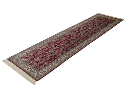 Sehr feiner, handgeknüpfter Khademi Orientteppich Läufer aus Seide mit Ghom Design, rot, creme. 306x79 cm. Vertrieb durch Jupiter Intl.