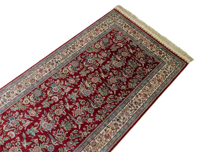 Sehr feiner, handgeknüpfter Khademi Orientteppich Läufer aus Seide mit Ghom Design, rot, creme. 306x79 cm. Vertrieb durch Jupiter Intl.