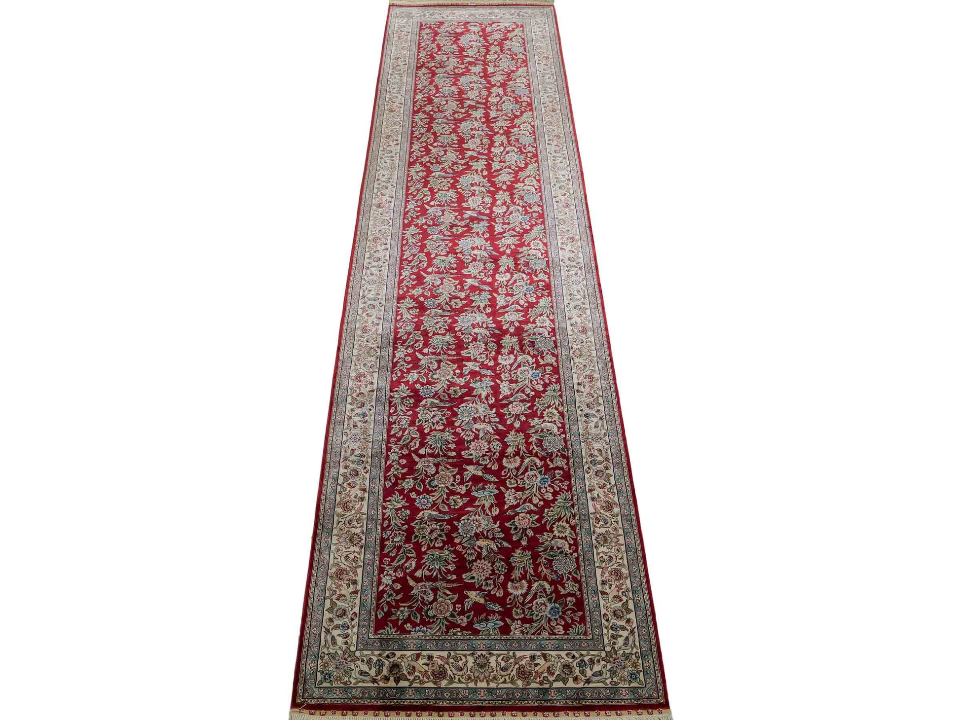 Sehr feiner, handgeknüpfter Khademi Orientteppich Läufer aus Seide mit Ghom Design, rot, creme. 306x79 cm. Vertrieb durch Jupiter Intl.