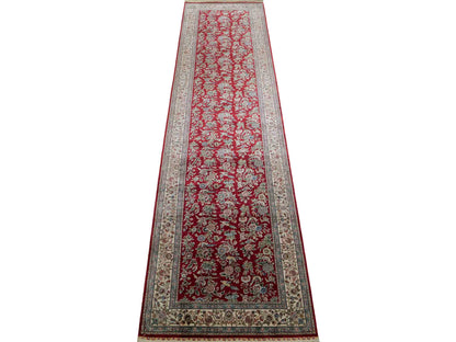Sehr feiner, handgeknüpfter Khademi Orientteppich Läufer aus Seide mit Ghom Design, rot, creme. 306x79 cm. Vertrieb durch Jupiter Intl.