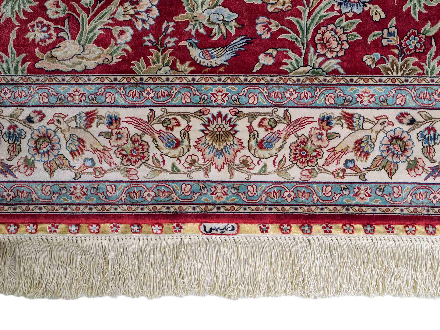 Sehr feiner, handgeknüpfter Khademi Orientteppich Läufer aus Seide mit Ghom Design, rot, creme. 306x79 cm. Vertrieb durch Jupiter Intl.