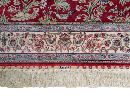 Sehr feiner, handgeknüpfter Khademi Orientteppich Läufer aus Seide mit Ghom Design, rot, creme. 306x79 cm. Vertrieb durch Jupiter Intl.