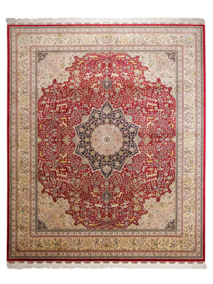 Sehr feiner, handgeknüpfter Khademi Orientteppich mit Ghom Design aus reiner Seide, rot, creme, blau. 308x252 cm. Vertrieb durch Jupiter Intl.