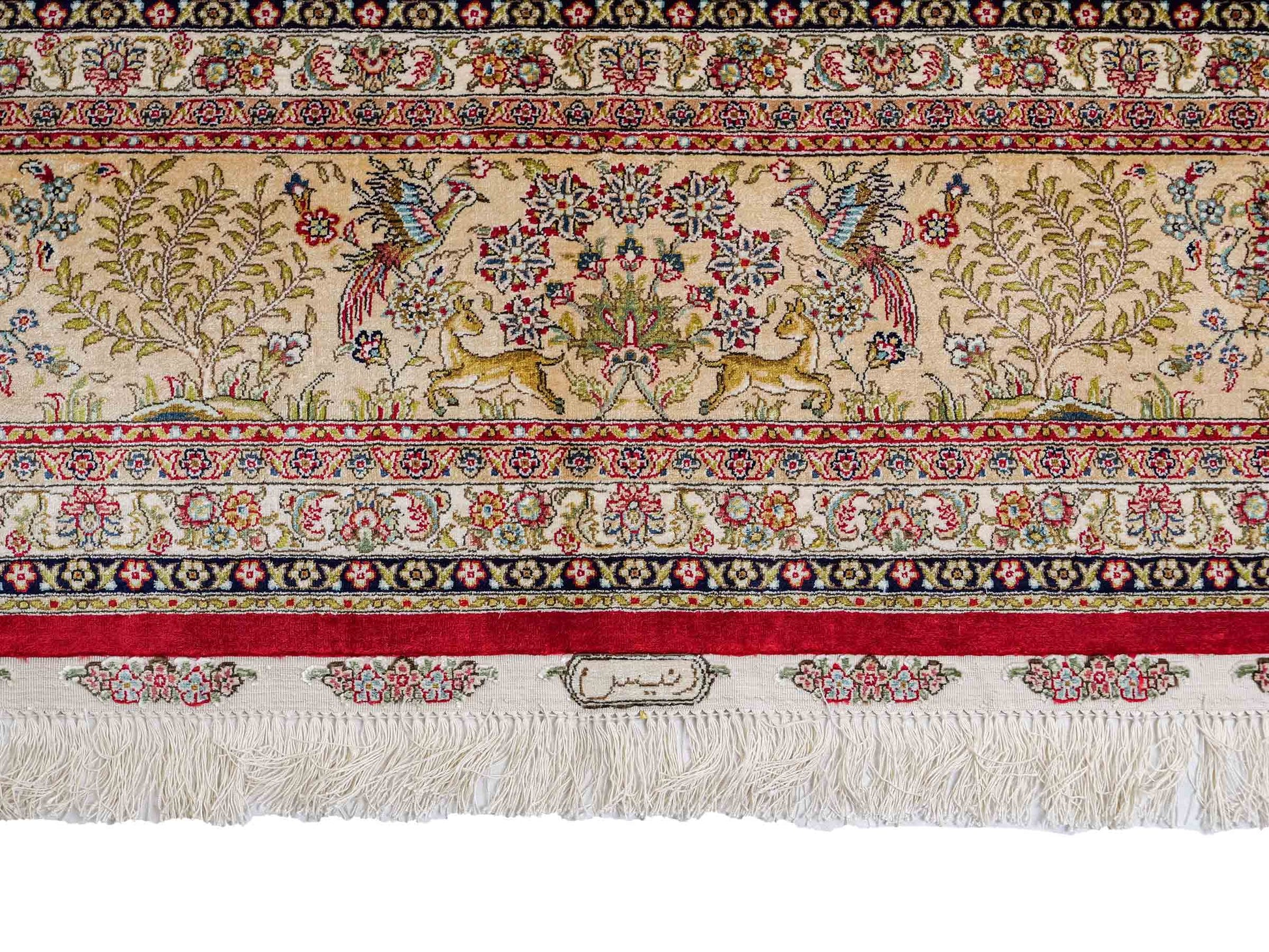 Sehr feiner, handgeknüpfter Khademi Orientteppich mit Ghom Design aus reiner Seide, rot, creme, blau. 308x252 cm. Vertrieb durch Jupiter Intl.