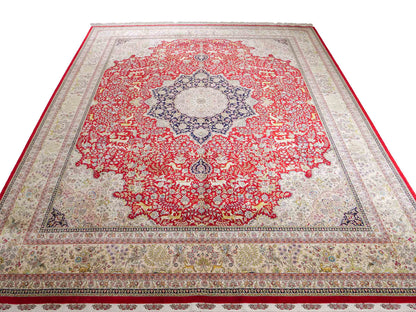 Sehr feiner, handgeknüpfter Khademi Orientteppich mit Ghom Design aus reiner Seide, rot, creme, blau. 308x252 cm. Vertrieb durch Jupiter Intl.