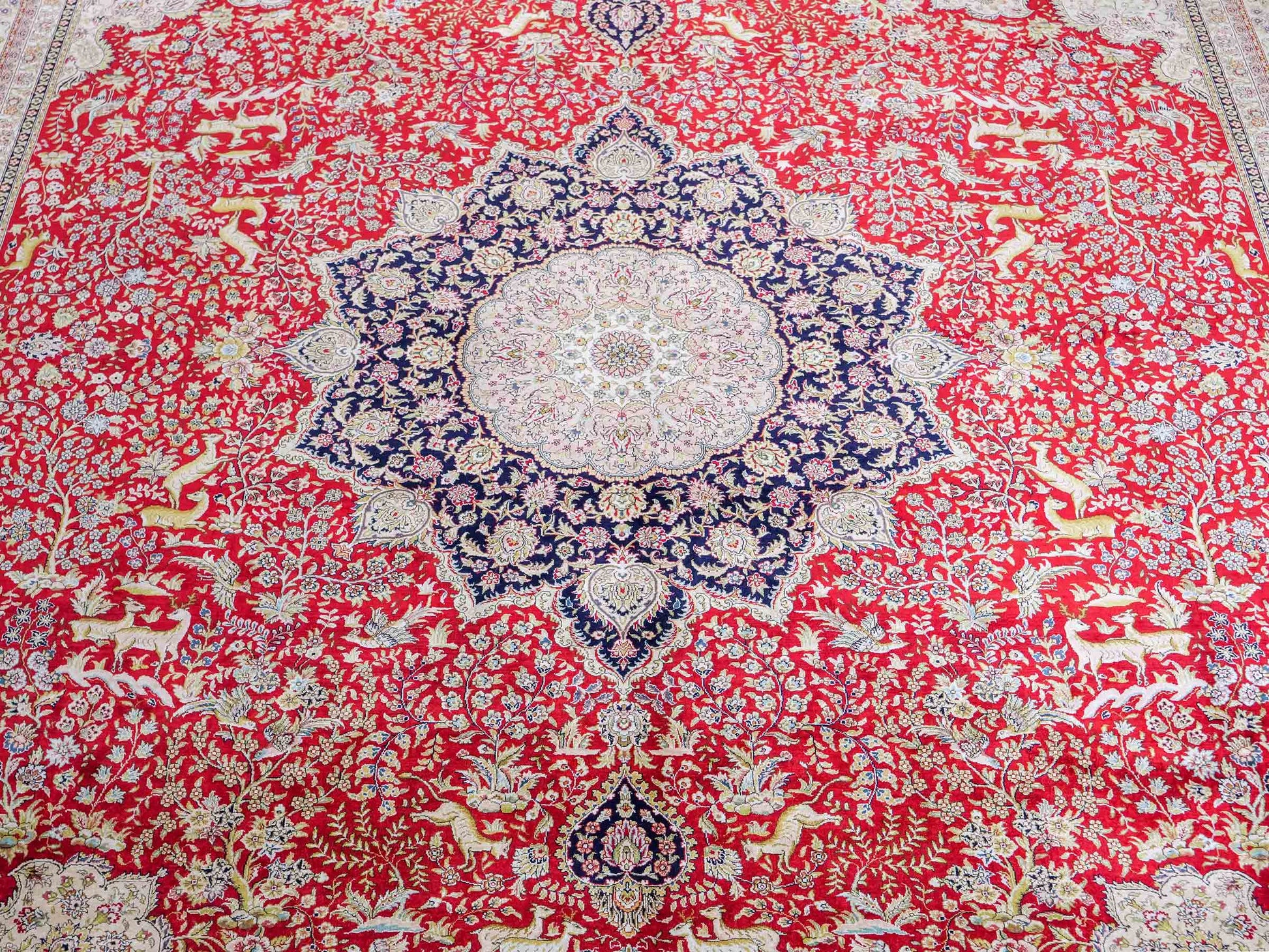 Sehr feiner, handgeknüpfter Khademi Orientteppich mit Ghom Design aus reiner Seide, rot, creme, blau. 308x252 cm. Vertrieb durch Jupiter Intl.