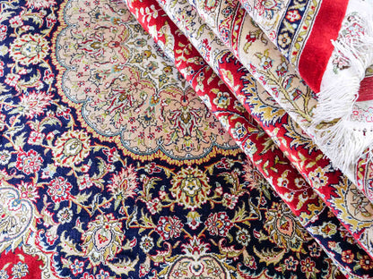 Sehr feiner, handgeknüpfter Khademi Orientteppich mit Ghom Design aus reiner Seide, rot, creme, blau. 308x252 cm. Vertrieb durch Jupiter Intl.