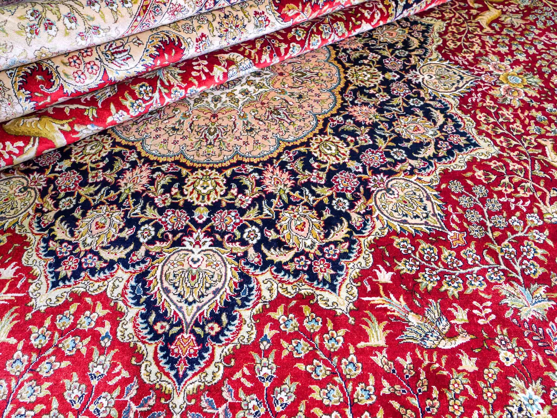 Sehr feiner, handgeknüpfter Khademi Orientteppich mit Ghom Design aus reiner Seide, rot, creme, blau. 308x252 cm. Vertrieb durch Jupiter Intl.