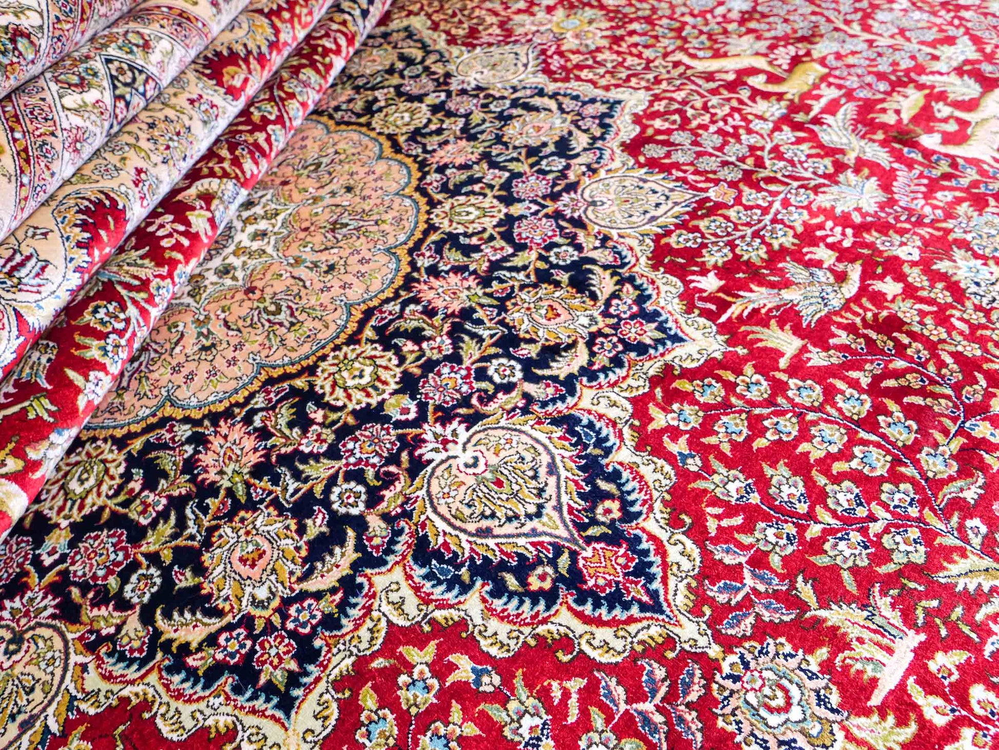 Sehr feiner, handgeknüpfter Khademi Orientteppich mit Ghom Design aus reiner Seide, rot, creme, blau. 308x252 cm. Vertrieb durch Jupiter Intl.