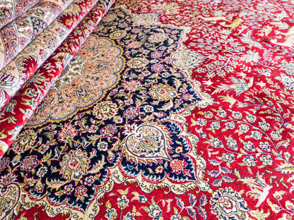 Sehr feiner, handgeknüpfter Khademi Orientteppich mit Ghom Design aus reiner Seide, rot, creme, blau. 308x252 cm. Vertrieb durch Jupiter Intl.