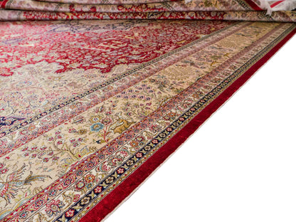 Sehr feiner, handgeknüpfter Khademi Orientteppich mit Ghom Design aus reiner Seide, rot, creme, blau. 308x252 cm. Vertrieb durch Jupiter Intl.