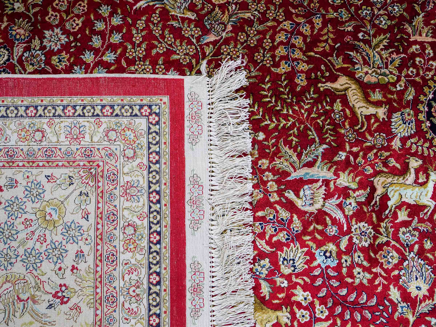 Sehr feiner, handgeknüpfter Khademi Orientteppich mit Ghom Design aus reiner Seide, rot, creme, blau. 308x252 cm. Vertrieb durch Jupiter Intl.
