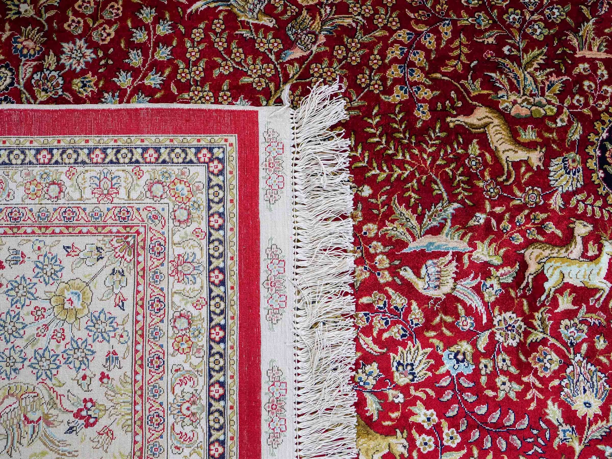 Sehr feiner, handgeknüpfter Khademi Orientteppich mit Ghom Design aus reiner Seide, rot, creme, blau. 308x252 cm. Vertrieb durch Jupiter Intl.