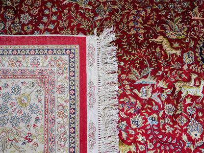 Sehr feiner, handgeknüpfter Khademi Orientteppich mit Ghom Design aus reiner Seide, rot, creme, blau. 308x252 cm. Vertrieb durch Jupiter Intl.