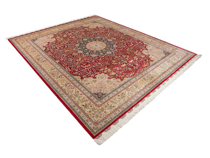 Sehr feiner, handgeknüpfter Khademi Orientteppich mit Ghom Design aus reiner Seide, rot, creme, blau. 308x252 cm. Vertrieb durch Jupiter Intl.
