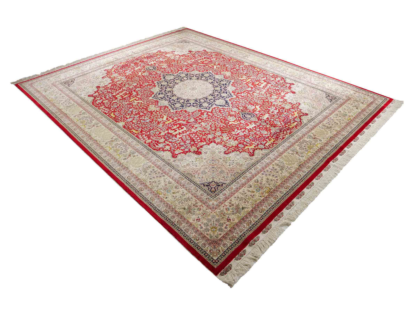 Sehr feiner, handgeknüpfter Khademi Orientteppich mit Ghom Design aus reiner Seide, rot, creme, blau. 308x252 cm. Vertrieb durch Jupiter Intl.