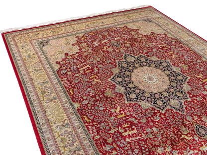 Sehr feiner, handgeknüpfter Khademi Orientteppich mit Ghom Design aus reiner Seide, rot, creme, blau. 308x252 cm. Vertrieb durch Jupiter Intl.