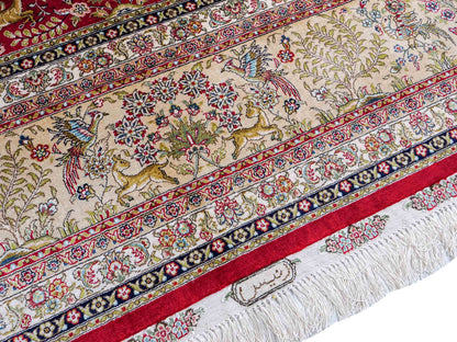 Sehr feiner, handgeknüpfter Khademi Orientteppich mit Ghom Design aus reiner Seide, rot, creme, blau. 308x252 cm. Vertrieb durch Jupiter Intl.