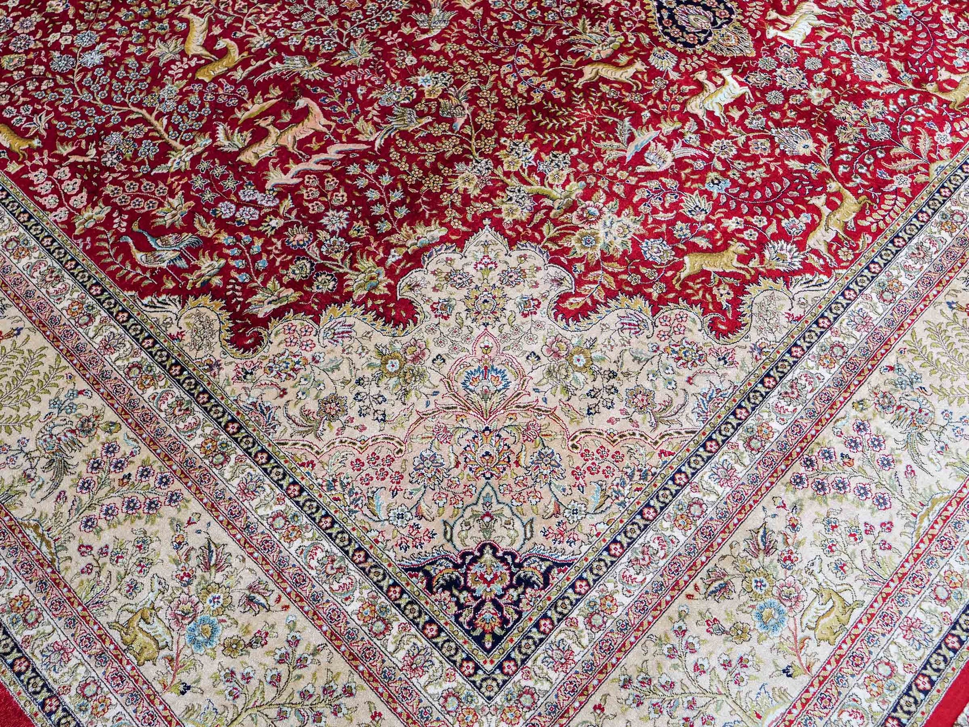 Sehr feiner, handgeknüpfter Khademi Orientteppich mit Ghom Design aus reiner Seide, rot, creme, blau. 308x252 cm. Vertrieb durch Jupiter Intl.