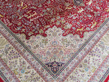 Sehr feiner, handgeknüpfter Khademi Orientteppich mit Ghom Design aus reiner Seide, rot, creme, blau. 308x252 cm. Vertrieb durch Jupiter Intl.
