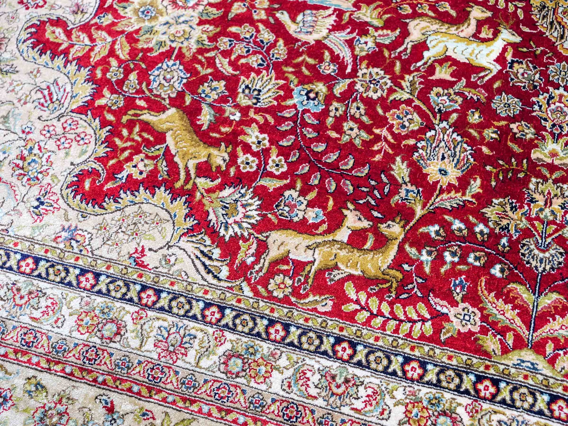 Sehr feiner, handgeknüpfter Khademi Orientteppich mit Ghom Design aus reiner Seide, rot, creme, blau. 308x252 cm. Vertrieb durch Jupiter Intl.