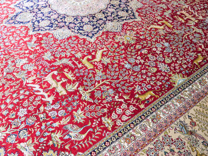 Sehr feiner, handgeknüpfter Khademi Orientteppich mit Ghom Design aus reiner Seide, rot, creme, blau. 308x252 cm. Vertrieb durch Jupiter Intl.