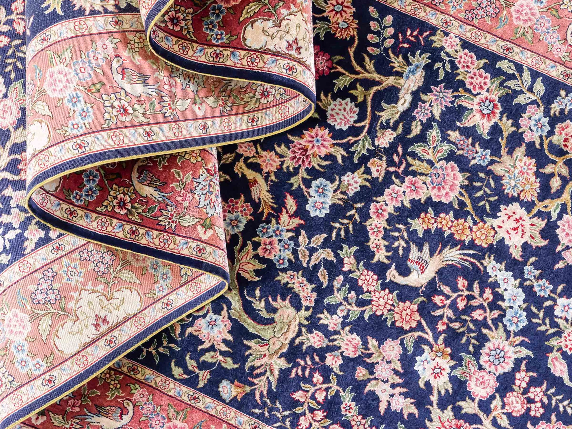 Sehr feiner, handgeknüpfter Khademi Ghom Orientteppich Läufer aus purer Seide, blau, rosa. 308x78 cm. Vertrieb durch Jupiter Intl.