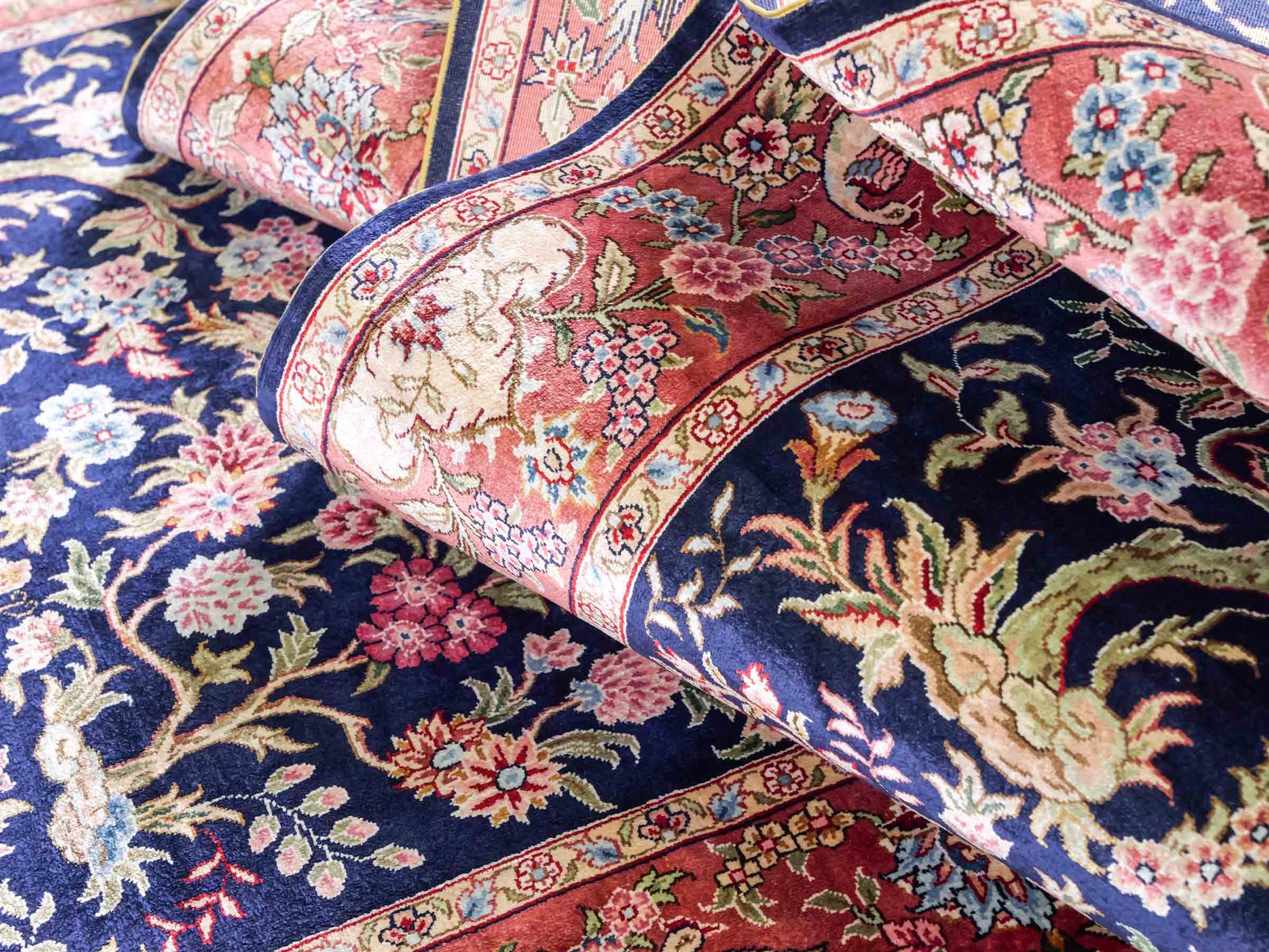 Sehr feiner, handgeknüpfter Khademi Ghom Orientteppich Läufer aus purer Seide, blau, rosa. 308x78 cm. Vertrieb durch Jupiter Intl.