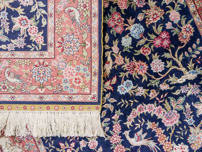 Sehr feiner, handgeknüpfter Khademi Ghom Orientteppich Läufer aus purer Seide, blau, rosa. 308x78 cm. Vertrieb durch Jupiter Intl.