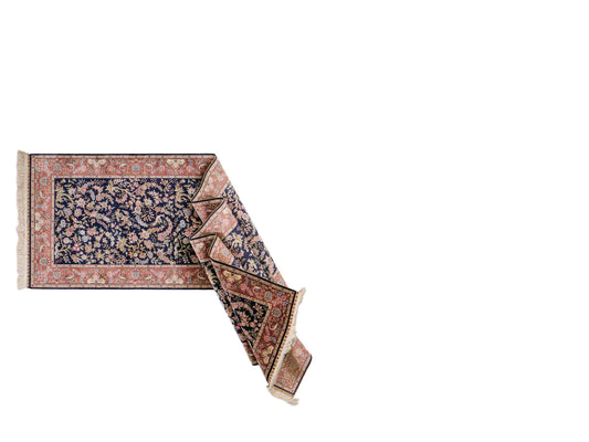 Sehr feiner, handgeknüpfter Khademi Ghom Orientteppich Läufer aus purer Seide, blau, rosa. 308x78 cm. Vertrieb durch Jupiter Intl.