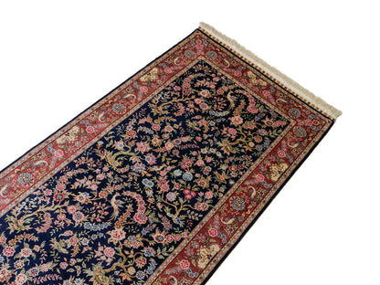 Sehr feiner, handgeknüpfter Khademi Ghom Orientteppich Läufer aus purer Seide, blau, rosa. 308x78 cm. Vertrieb durch Jupiter Intl.