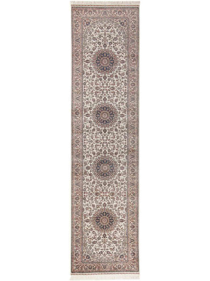Sehr feiner, handgeknüpfter Khademi Orientteppich mit Ghom Design aus purer Seide, weiß, creme, blau. 310x78 cm. Vertrieb durch Jupiter Intl.