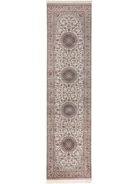 Sehr feiner, handgeknüpfter Khademi Orientteppich mit Ghom Design aus purer Seide, weiß, creme, blau. 310x78 cm. Vertrieb durch Jupiter Intl.