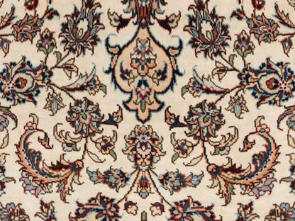 Sehr feiner, handgeknüpfter Khademi Orientteppich mit Ghom Design aus purer Seide, weiß, creme, blau. 310x78 cm. Vertrieb durch Jupiter Intl.