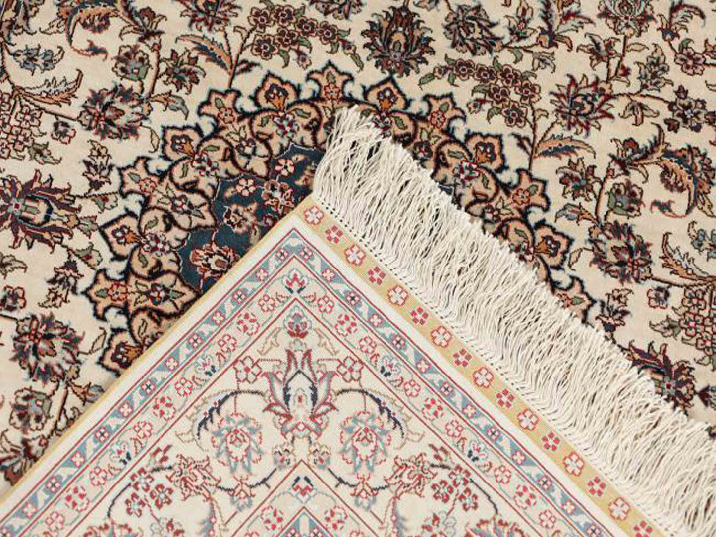 Sehr feiner, handgeknüpfter Khademi Orientteppich mit Ghom Design aus purer Seide, weiß, creme, blau. 310x78 cm. Vertrieb durch Jupiter Intl.
