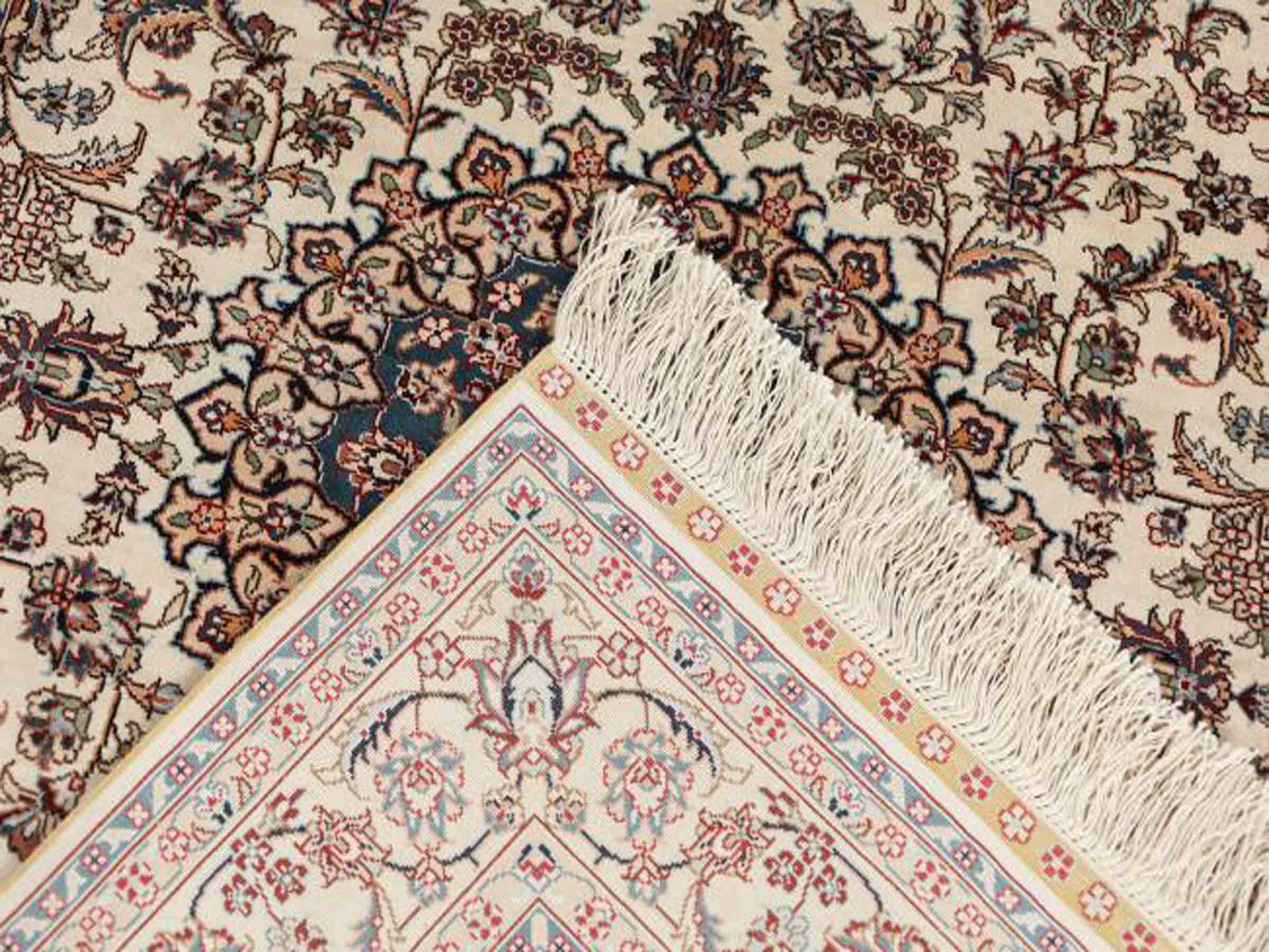 Sehr feiner, handgeknüpfter Khademi Orientteppich mit Ghom Design aus purer Seide, weiß, creme, blau. 310x78 cm. Vertrieb durch Jupiter Intl.