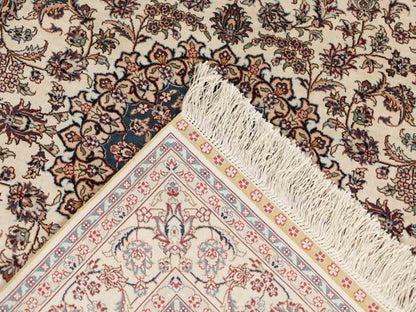 Sehr feiner, handgeknüpfter Khademi Orientteppich mit Ghom Design aus purer Seide, weiß, creme, blau. 310x78 cm. Vertrieb durch Jupiter Intl.
