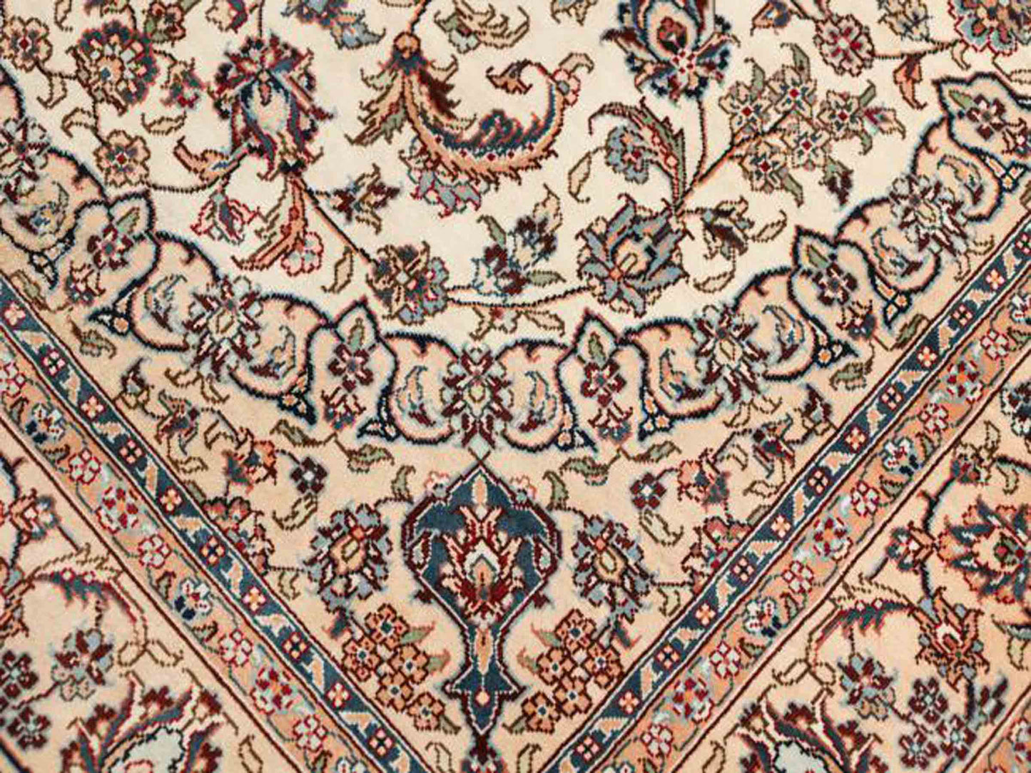 Sehr feiner, handgeknüpfter Khademi Orientteppich mit Ghom Design aus purer Seide, weiß, creme, blau. 310x78 cm. Vertrieb durch Jupiter Intl.