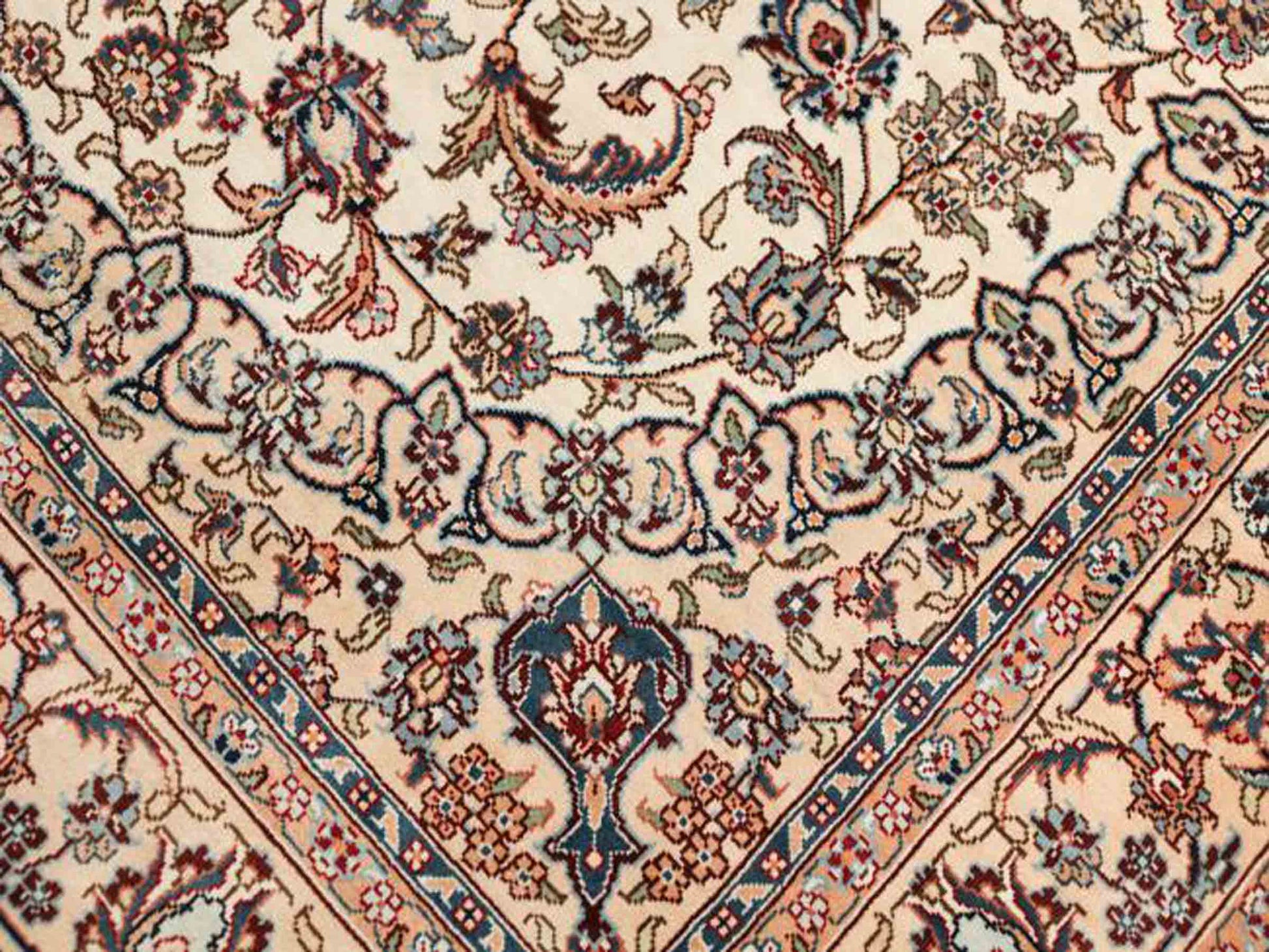 Sehr feiner, handgeknüpfter Khademi Orientteppich mit Ghom Design aus purer Seide, weiß, creme, blau. 310x78 cm. Vertrieb durch Jupiter Intl.
