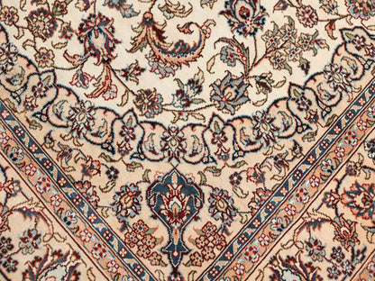 Sehr feiner, handgeknüpfter Khademi Orientteppich mit Ghom Design aus purer Seide, weiß, creme, blau. 310x78 cm. Vertrieb durch Jupiter Intl.