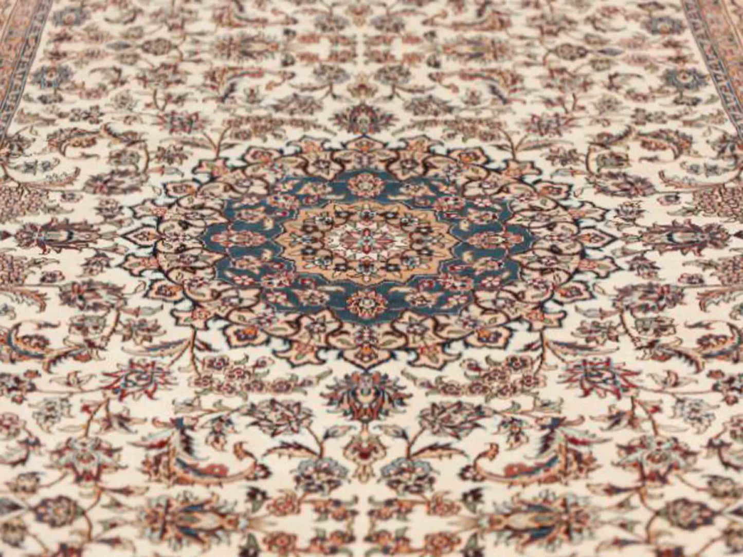 Sehr feiner, handgeknüpfter Khademi Orientteppich mit Ghom Design aus purer Seide, weiß, creme, blau. 310x78 cm. Vertrieb durch Jupiter Intl.