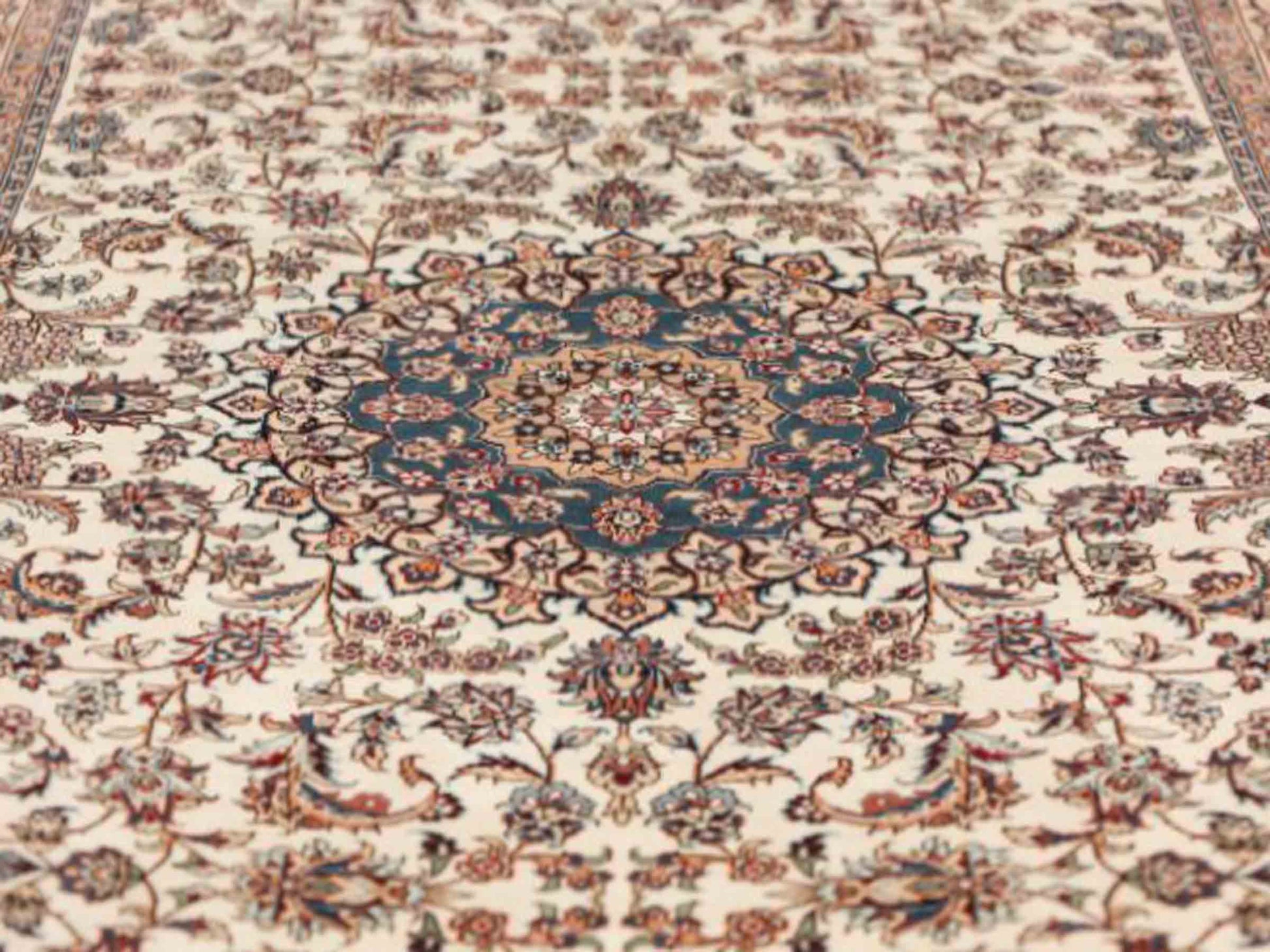 Sehr feiner, handgeknüpfter Khademi Orientteppich mit Ghom Design aus purer Seide, weiß, creme, blau. 310x78 cm. Vertrieb durch Jupiter Intl.
