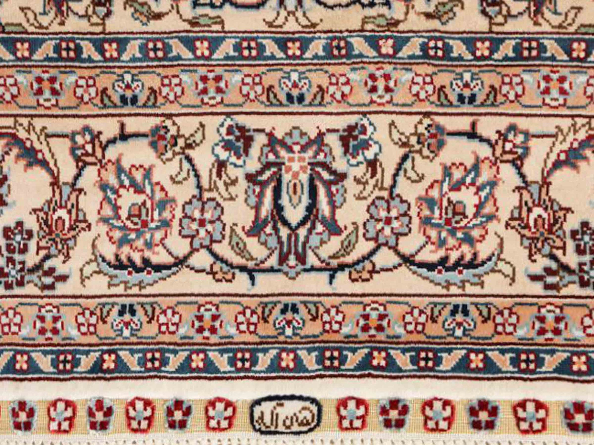 Sehr feiner, handgeknüpfter Khademi Orientteppich mit Ghom Design aus purer Seide, weiß, creme, blau. 310x78 cm. Vertrieb durch Jupiter Intl.