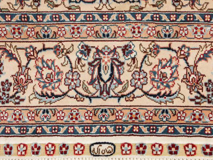 Sehr feiner, handgeknüpfter Khademi Orientteppich mit Ghom Design aus purer Seide, weiß, creme, blau. 310x78 cm. Vertrieb durch Jupiter Intl.