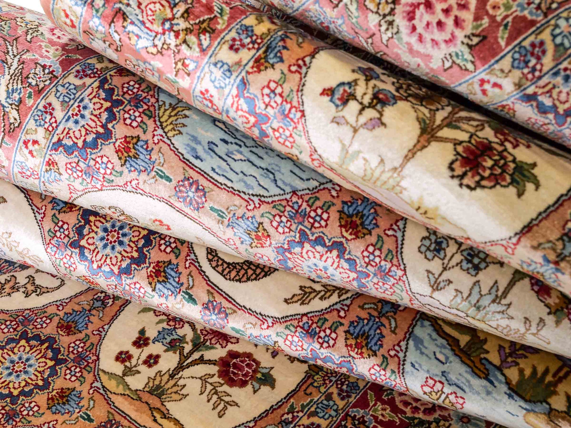 Sehr feiner, handgeknüpfter Khademi Läufer Orientteppich mit Ghom Design aus reiner Seide, multicolor. 363x78 cm. Vertrieb durch Jupiter Intl.