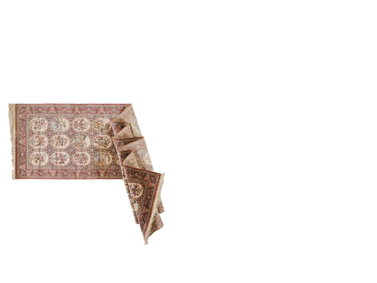 Sehr feiner, handgeknüpfter Khademi Läufer Orientteppich mit Ghom Design aus reiner Seide, multicolor. 363x78 cm. Vertrieb durch Jupiter Intl.