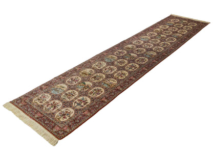 Sehr feiner, handgeknüpfter Khademi Läufer Orientteppich mit Ghom Design aus reiner Seide, multicolor. 363x78 cm. Vertrieb durch Jupiter Intl.