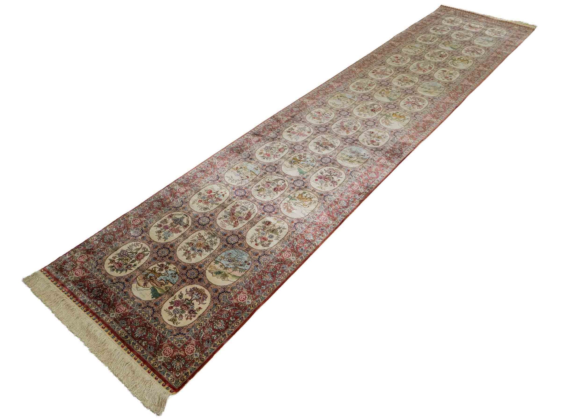 Sehr feiner, handgeknüpfter Khademi Läufer Orientteppich mit Ghom Design aus reiner Seide, multicolor. 363x78 cm. Vertrieb durch Jupiter Intl.